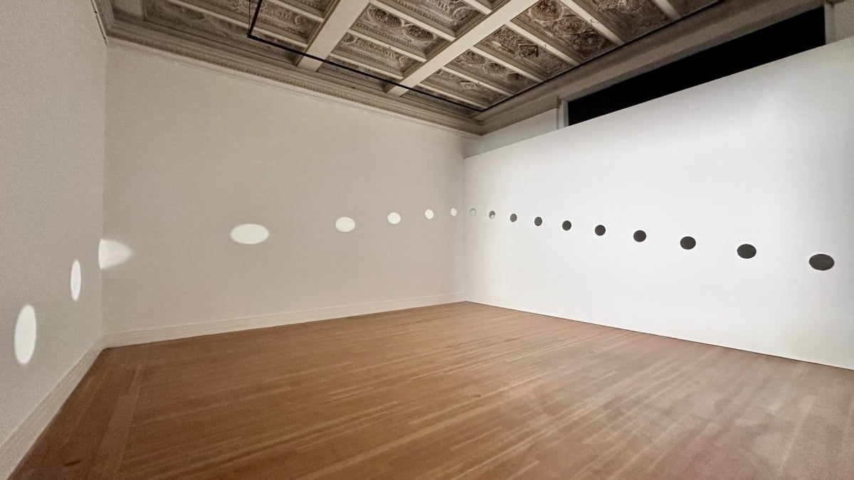 낸시 홀트, ‘Mirrors of Light I’, 1974 / 《낸시 홀트: 빛의 순환》전시 전경. Photo by Hyunjoo Byeon. 