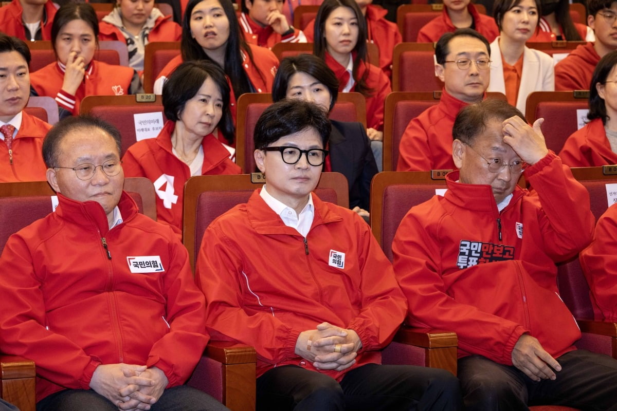 한동훈 국민의힘 비상대책위원장 등 당 지도부가 10일 국회 개표 상황실에서 출구조사 결과를 지켜보고 있다./강은구 기자