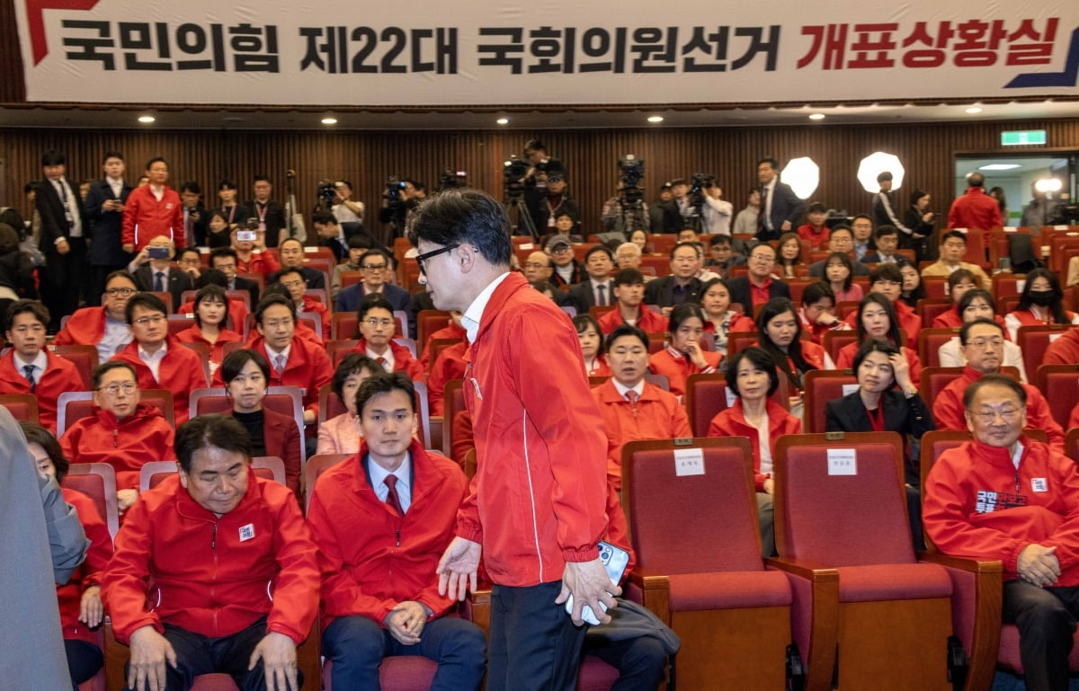 한동훈 국민의힘 비상대책위원장이 10일 국회 개표상황실에서 출구조사 결과를 확인하고 자리를 떠나고 있다./강은구 기자 