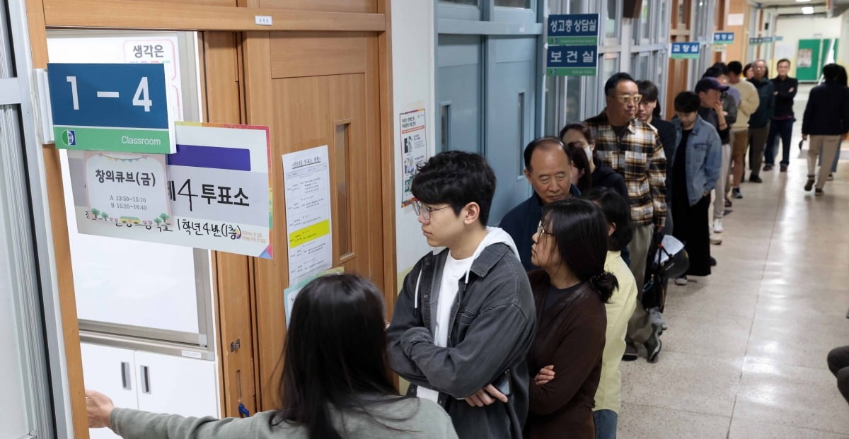 10일 서울 원명초등학교에 마련된 투표소에서 유권자들이 투표하기 위해 순서를 기다리고 있다./최혁 기자