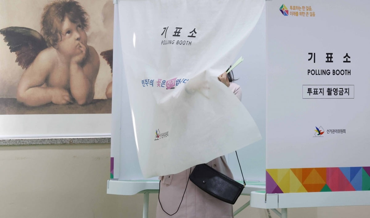 10일 서울 서이초등학교에 마련된 투표소에서 한 유권자가 투표를 하고 있다./이솔 기자