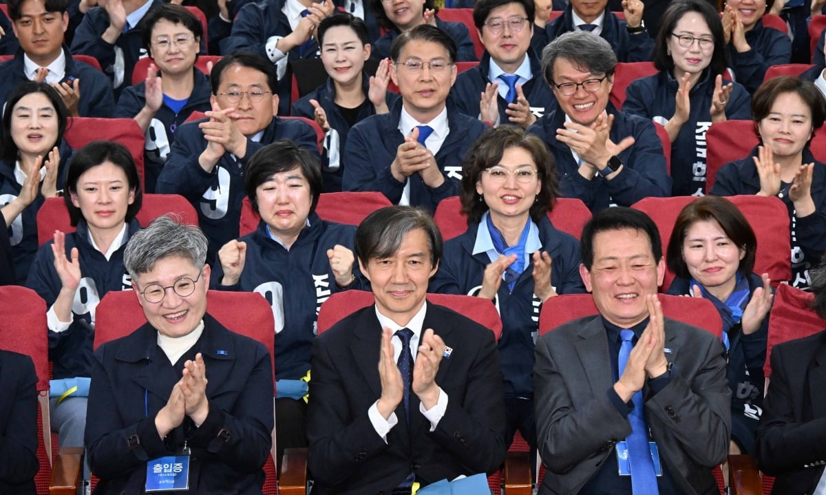 조국 조국혁신당 대표와 비례대표 후보들이 10일 국회 개표상황실에서 출구조사 결과를 보며 환호하고 있다./강은구 기자