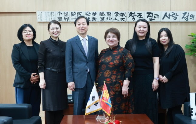  육동인 경인여대 총장(왼쪽 세번째)과 몽골 아부카대학 관계자들. 경인여대