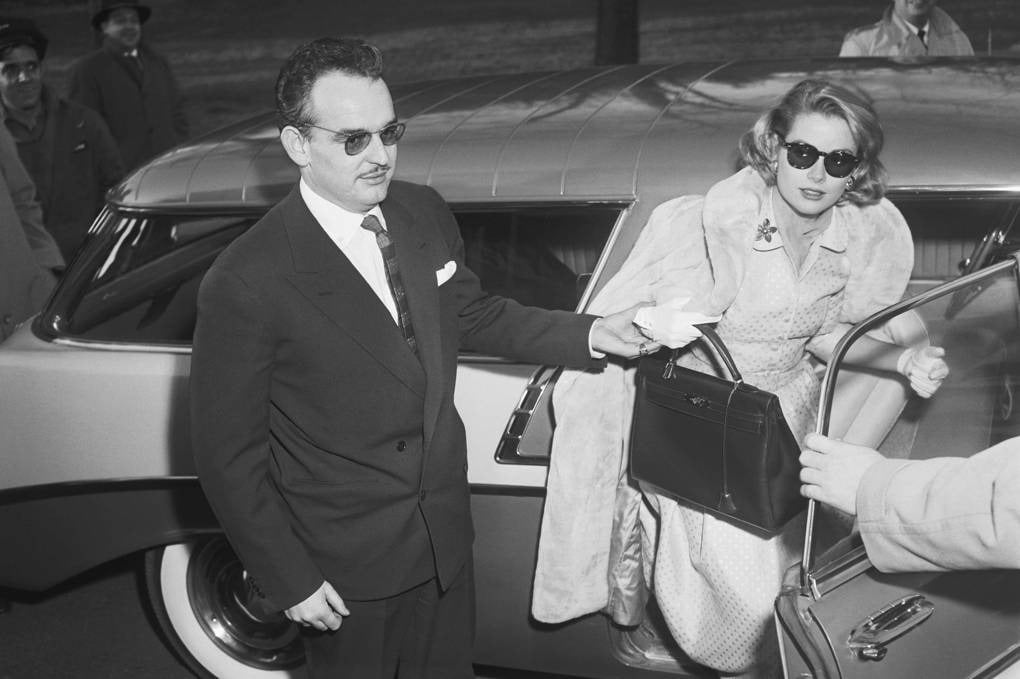 영화 '도둑을 잡아라'의 여주인공 그레이스 켈리가 1956년 임신 초기를 숨기기 위해 에르메스 가방을 들고 등장한 모습. /사진 출처=Hermes