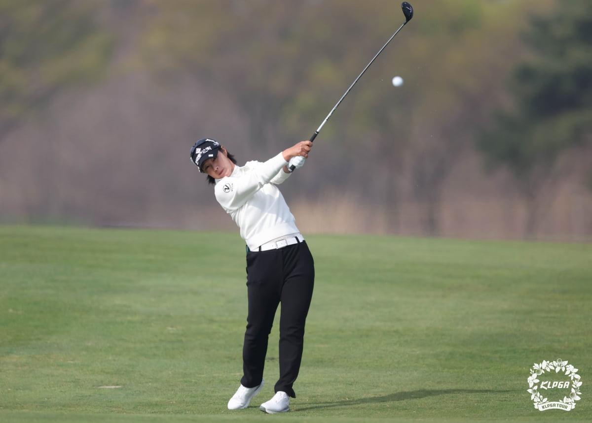 박지영이 12일 한국여자프로골프(KLPGA)투어 메디힐·한국일보 챔피언십 2라운드 6번홀에서 세컨드샷을 하고 있다. KLPGA제공