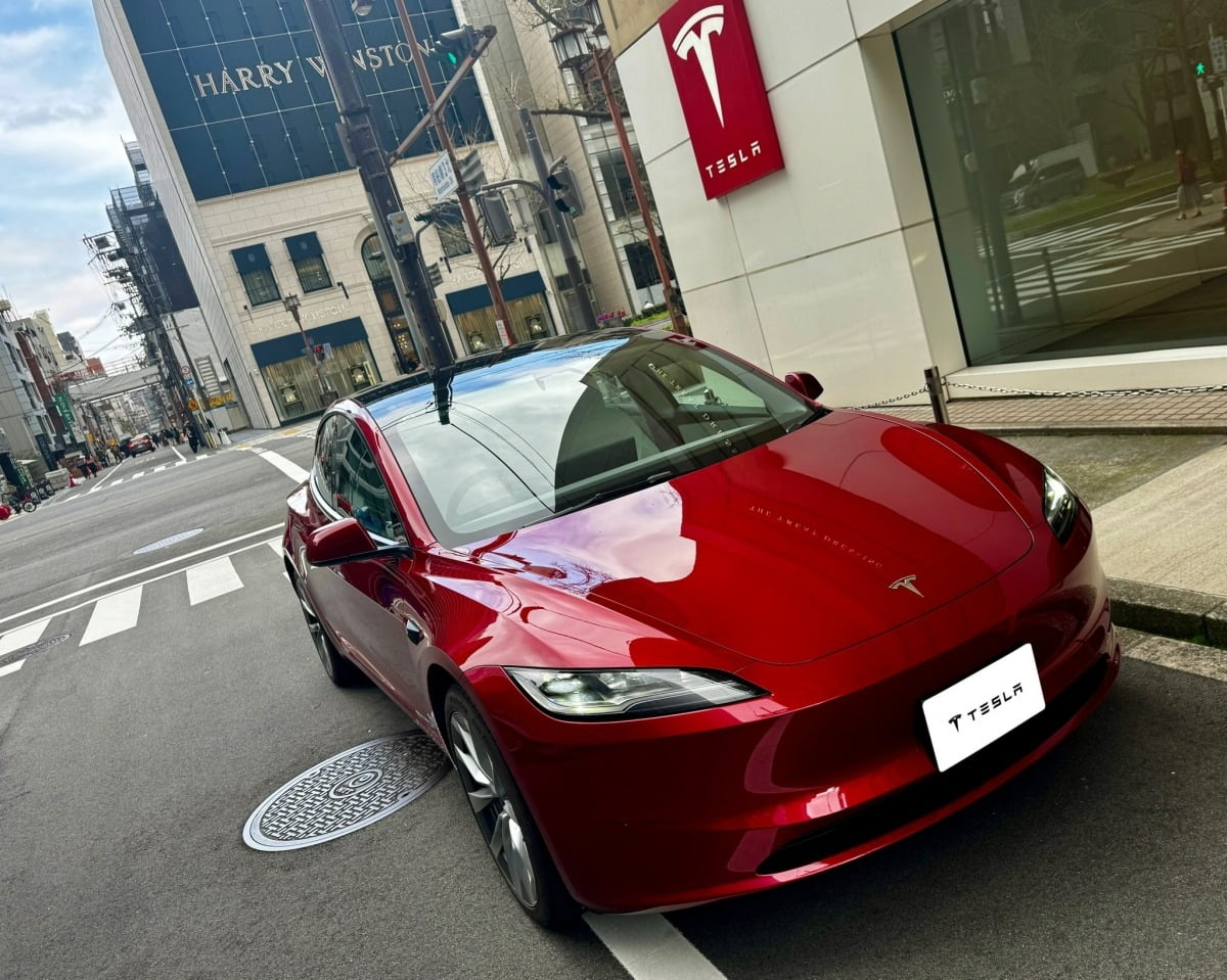 테슬라가 새롭게 선보인 울트라레드 색상의 모델3 롱레인지. 19인치 휠을 장착했다. /Tesla Japan X 
