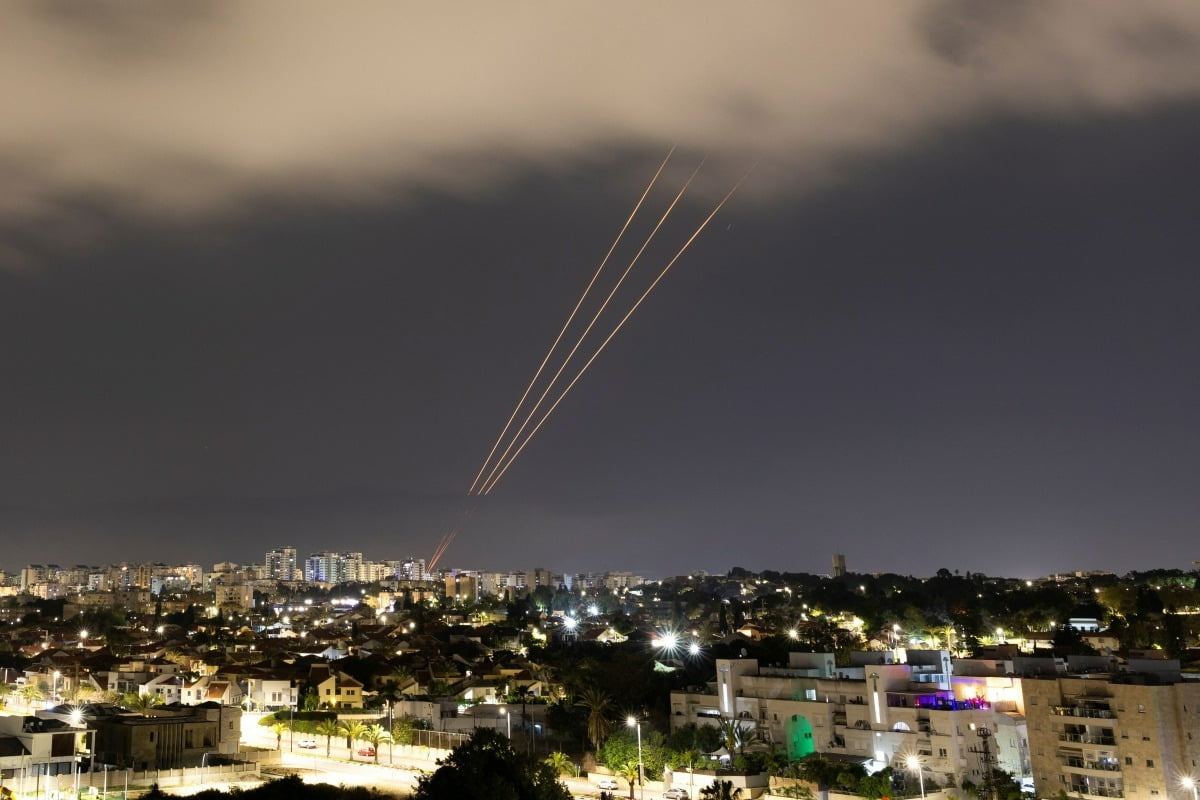이란이 13일(현지시간) 발사한 무인기와 미사일을 이스라엘 미사일방어시스템 '아이언돔'이 요격하는 모습이 아슈켈론에서 포착됐다.  /로이터