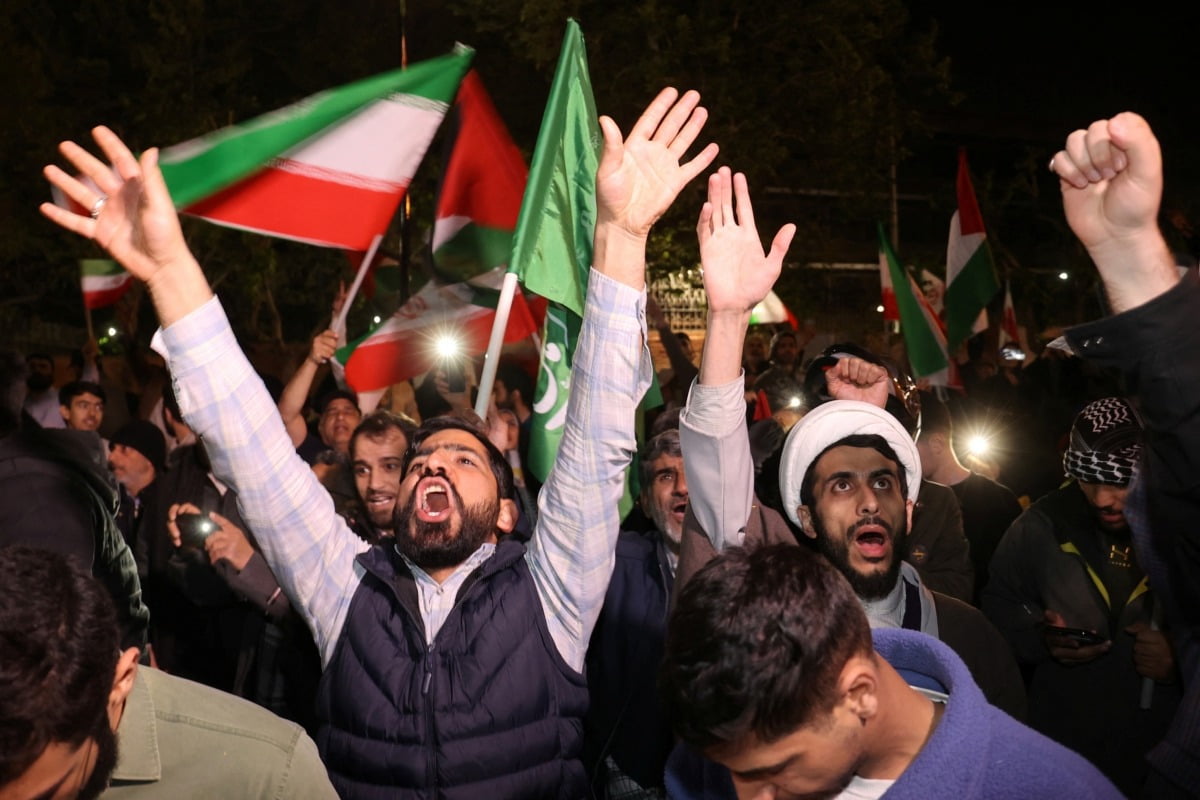 이란 혁명수비대가 이스라엘을 공격했다는 소식이 전해지자 테헤란 영국 대사관 앞에 모인 이란 시위대가 환호하고 있다. /사진=Reuters