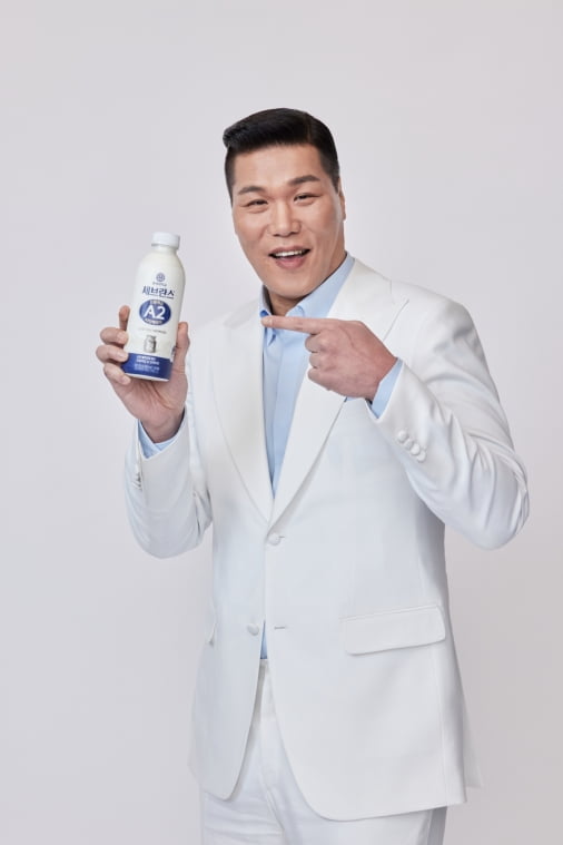 연세유업 광고모델인 방송인 서장훈 씨가 'A2 단백우유'를 홍보하는 모습  /연세유업 제공