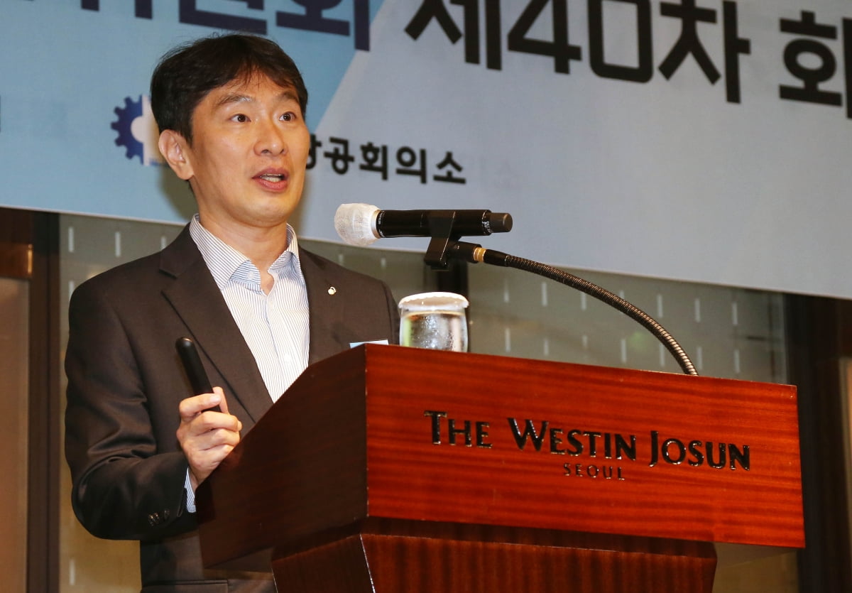 이복현 금융감독원장이 15일 서울 중구 웨스틴조선호텔에서 열린 '제40차 대한상의 금융산업위원회 전체회의'에서 ‘자본시장 대(大)전환과 우리 기업·자본시장의 도약을 위한 발걸음’이라는 주제로 강연하고 있다. 대한상의 제공