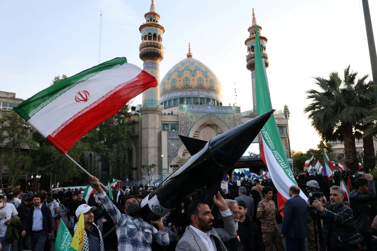 이란 테헤란에서 시민들이 지난 15일(현지시간) 미사일 모형을 들고 이란혁명수비대(IRGC)의 이스라엘 공격을 축하하고 있다. /로이터