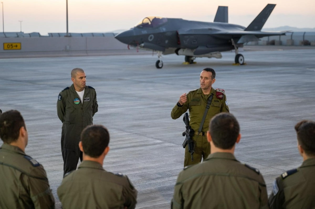 이스라엘 남부 네바팀 공군기지에서 헤르지 할레비 이스라엘방위군(IDF) 참모총장(오른쪽)이 전투기 조종사들에게 연설하고 있다. /IDF
