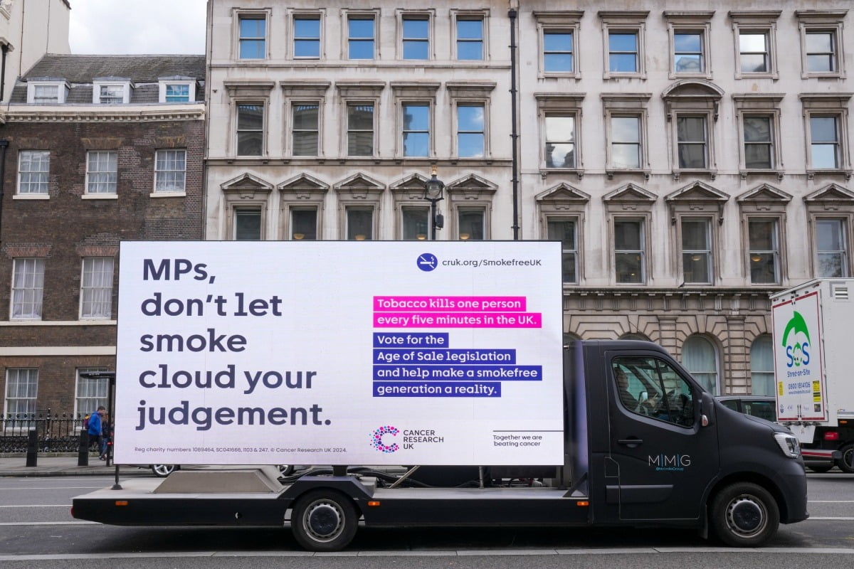 16일(현지시간) 영국 런던의 웨스트민스터에 담배 판매 법안 관련 광고가 게시돼있다(사진=로이터연합뉴스)