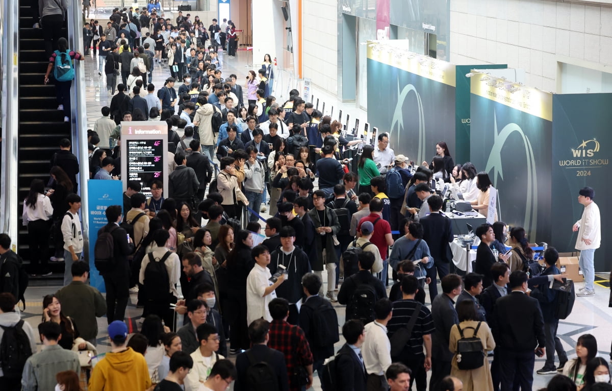 국내 최대 ICT 전시회 월드IT쇼 2024가 17일 서울 코엑스에서 개막했다. 최혁 기자