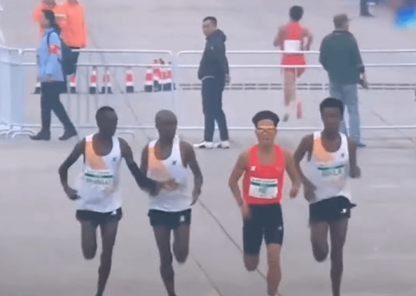 왼쪽 끝에 있는 케냐 선수가 허제 선수에게 손짓을 하는 듯한 모습. /영상=연합뉴스 유튜브 캡처, 웨이보 