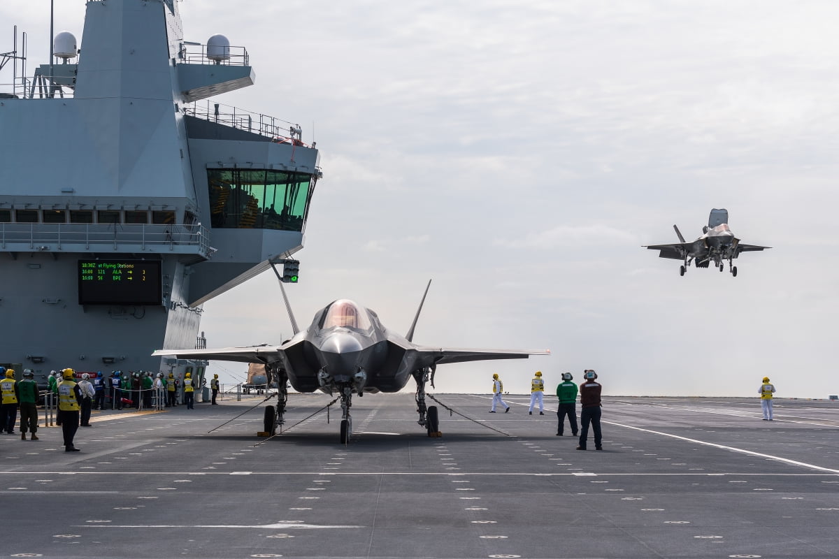 프랫앤드휘트니의 엔진이 장착된 F-35 전투기가 영국 항공모함 퀸엘리자베스호 활주로에서 대기중이다. / 사진=RTX제공