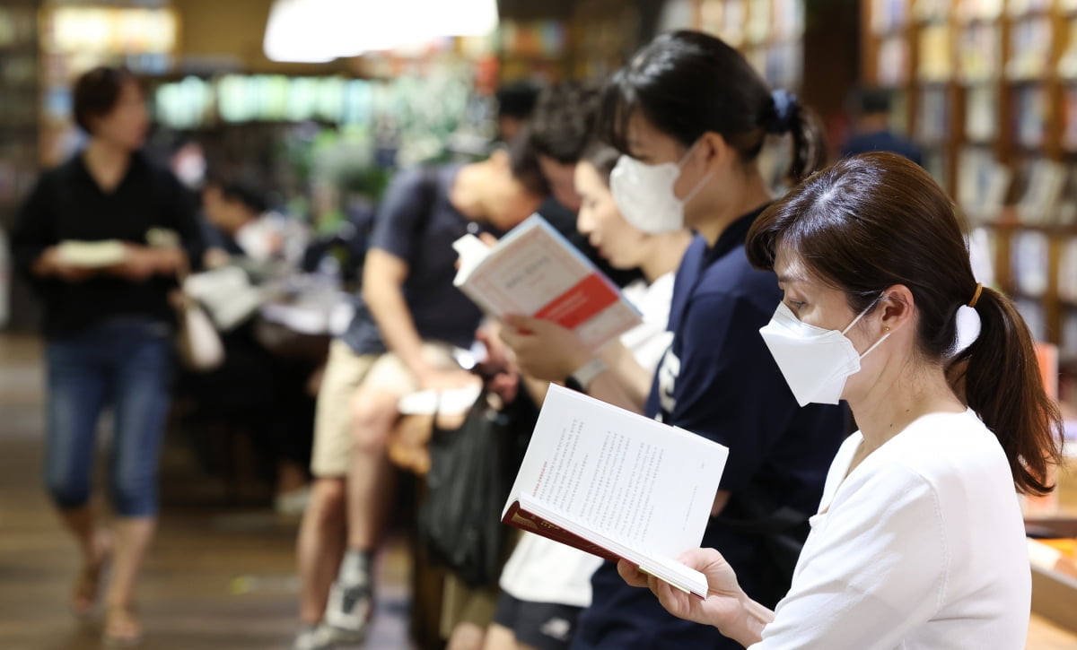지난해 서울 광화문의 서점에서 시민들이 책을 읽는 모습. /한경DB