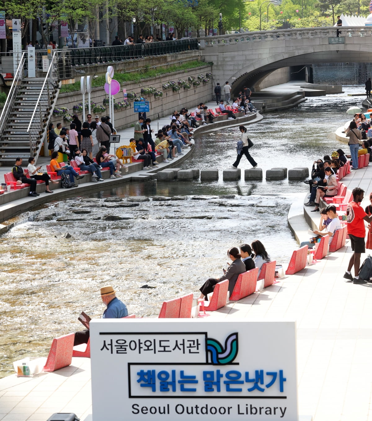 [포토] 청계천에서 물멍 책멍