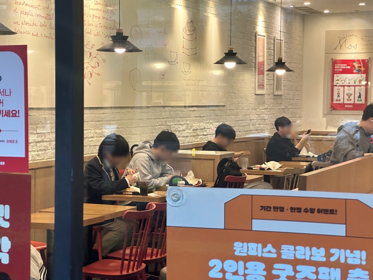 15일 오후 6시 강남구 대치동 학원가 인근 음식점에서 초·중학생들이 일렬로 앉아 끼니를 해결하고 있다.