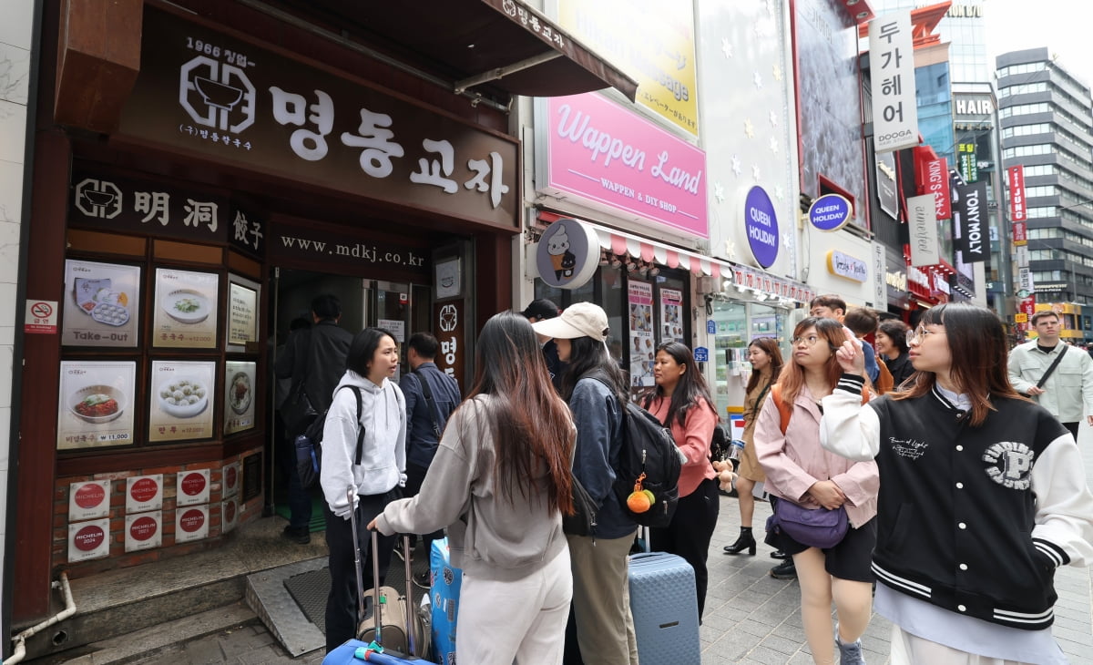 '대박 맛집' 명동교자, 1만1000원 칼국수 팔아 번 돈이… [김익환의 컴퍼니워치]