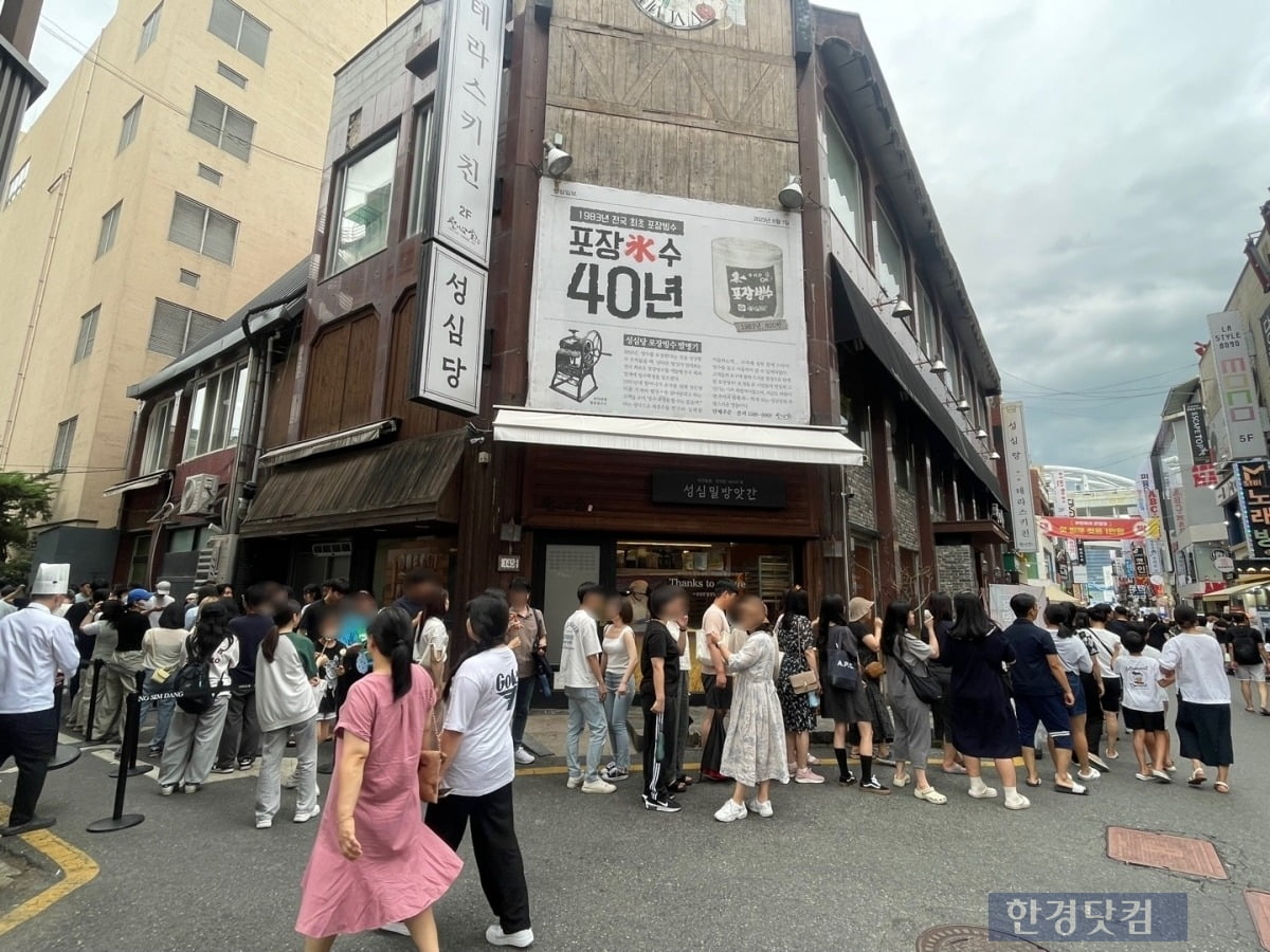 비가 오는 궂은 날씨에도 대전 성심당 본점 앞에 긴 대기 줄을 서있는 사람들. / 사진=김세린 기자