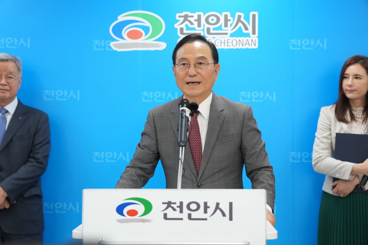  박상돈 천안시장이 22일 시청 브리핑실에서 ‘2024 천안 K-컬처 박람회’ 개막 30일을 앞두고 기자회견을 하고 있다. 천안시청 제공