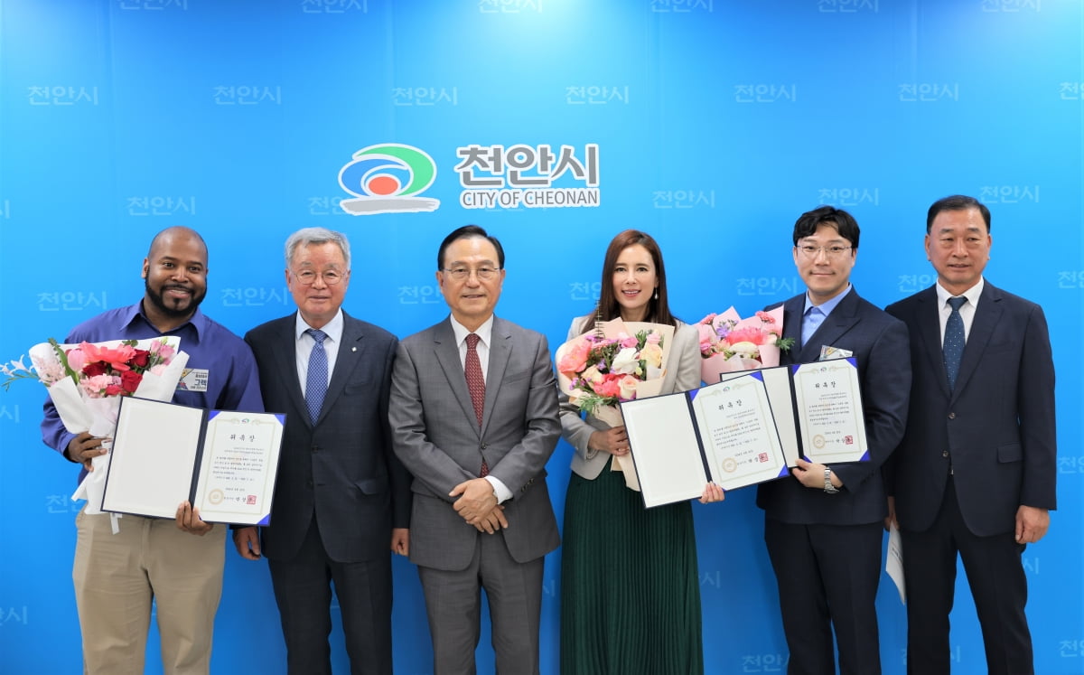 홍보대사로 위촉된 그렉 리바 프리스터(왼쪽부터), 한시준 독립기념관장, 박상돈 시장,  에바 포피엘이 천안시청 브리핑실에서 기념 촬영을 하고 있다. 천안시청 제공