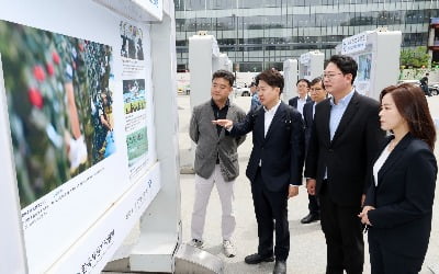 [포토] 한국보도사진전 관람하는 이준석 개혁신당 대표