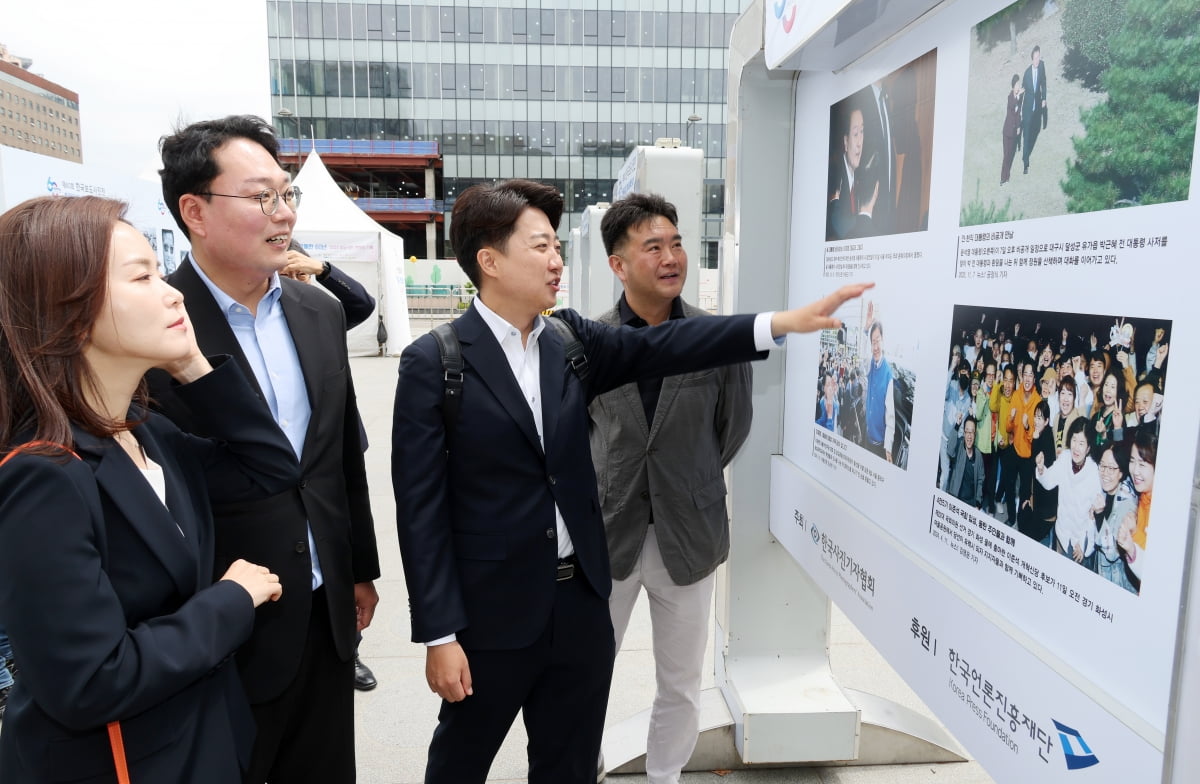 [포토] 한국보도사진전 관람하는 이준석 개혁신당 대표