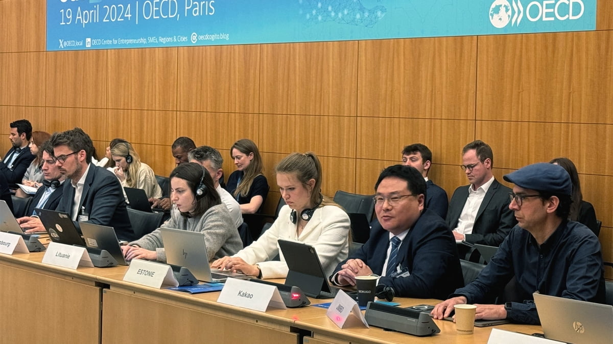 지난 19일 프랑스 파리에서 열린 OECD D4SME 5차 정기회의에서 박윤석 카카오 동반성장 성과리더(오른쪽에서 두 번째)가 발언하고 있다. 카카오 제공