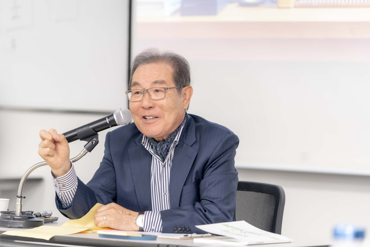 윤동한 한국콜마 회장이 지난 24일 여주아카데미에서 강의하는 모습. 한국콜마 제공