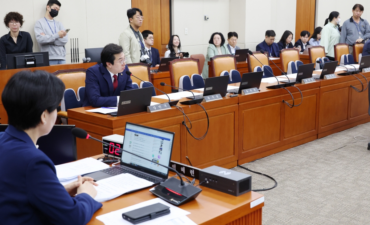 23일 국회에서 열린 정무위 전체회의에서 강민국 국민의힘 간사가 의사진행 발언을 하고 있다. 더불어민주당 등 야당은 가맹사업거래공정화법 개정안과 카지노 찰리예우법 제정안을 국회 본회의에 직회부하도록 요구하는 안건을 단독으로 처리했다. 강은구기자 2024.4.23