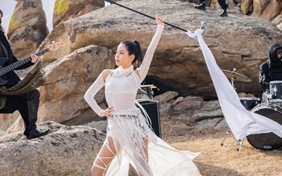 마마무 토토사이트 bts, 록 밴드 보컬로 변신…몽골 올로케 '눈길'