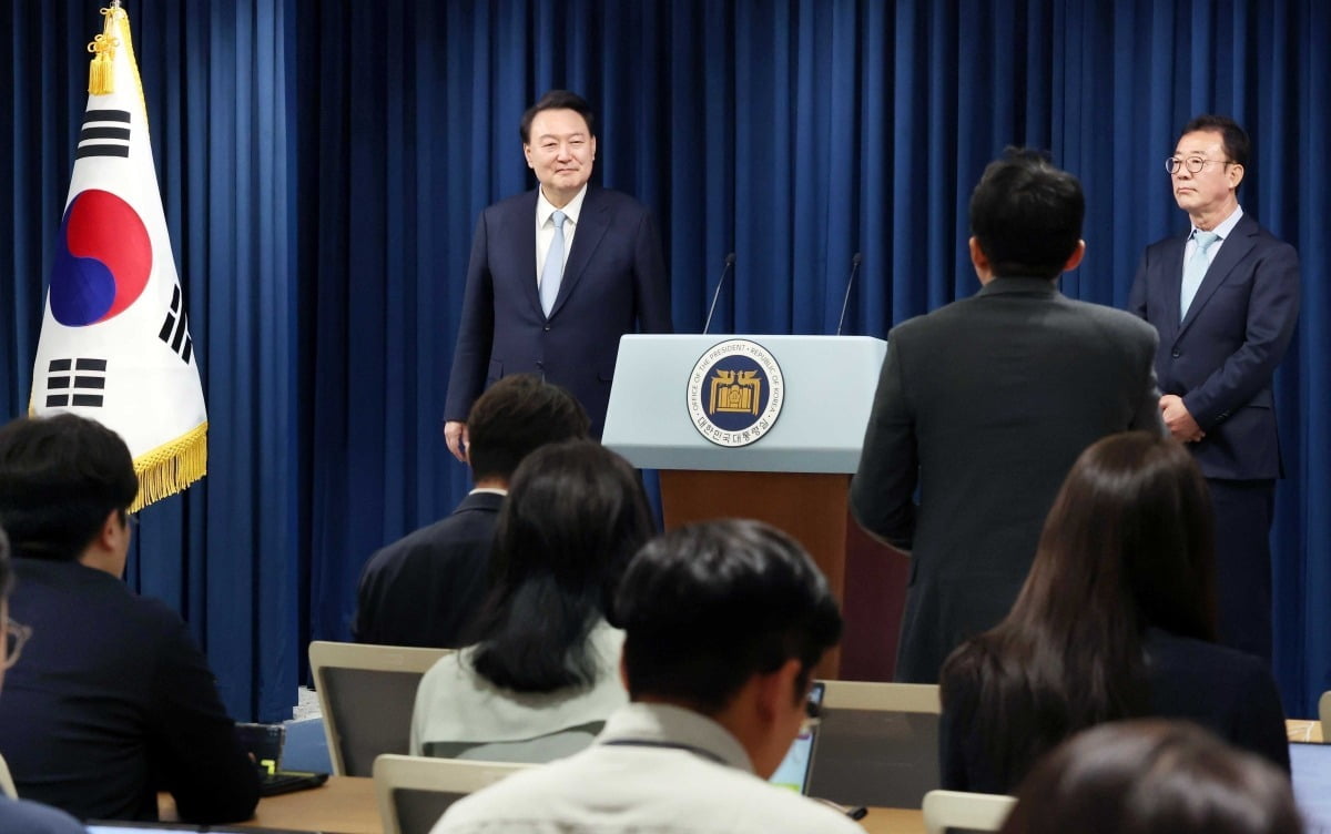 윤석열 대통령이 22일 오후 용산 대통령실 청사에서 홍철호 신임 정무수석을 직접 소개한 뒤 기자들의 질문을 받고 있다./김범준 기자