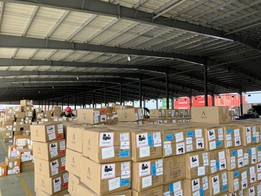 이달 24일 중국 위해(웨이하이)에 있는 석도항의 인천공항행 시앤드에어 화물전용 작업장에서 화물의 포장 작업이 이뤄지고 있다. 인천공항공사 제공