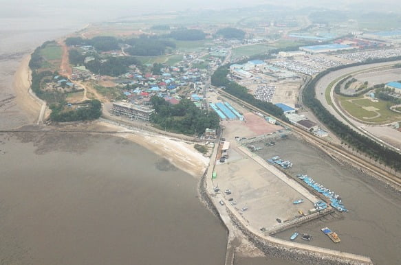 경기도가 오는 30일 화성시 '고온항 어촌뉴딜 사업' 준공식을 진행해 관광지로 탈바꿈 시킬 고온항 전경.경기도 제공