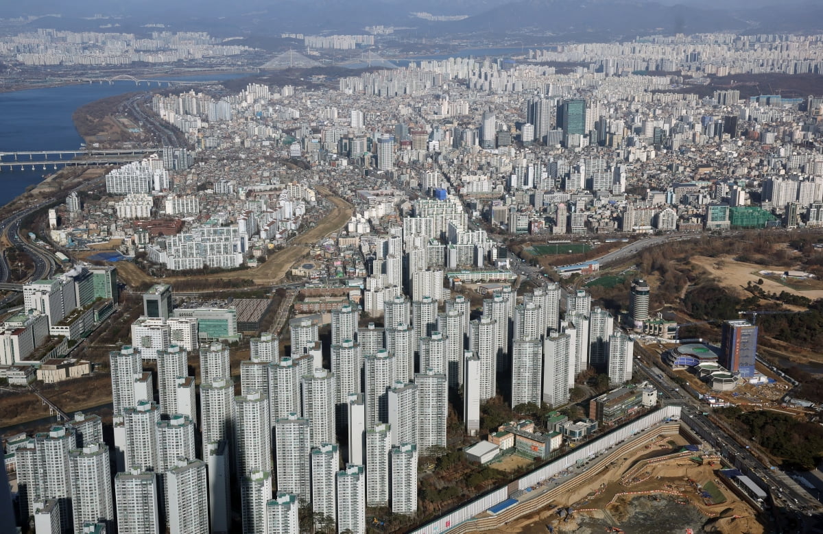 서울 롯데월드타워에서 바라본 강남아파트 일대 모습. 한경DB