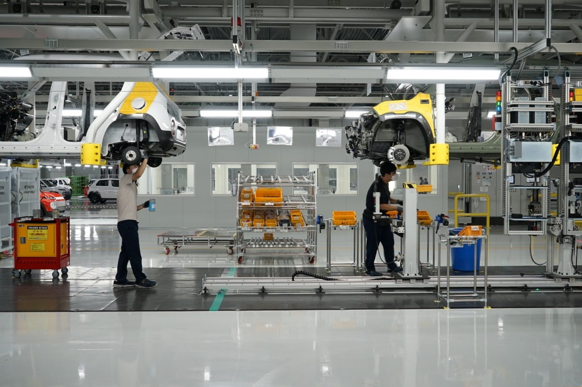 광주글로벌모터스 자동차 공장에서 직원들이 캐스퍼 차량을 조립하고 있다. GGM 제공