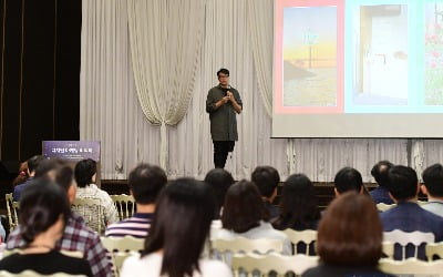 '숏폼' 틱톡 하루에 한시간 넘게 본다…"K팝·K푸드까지 폭발적 반응"