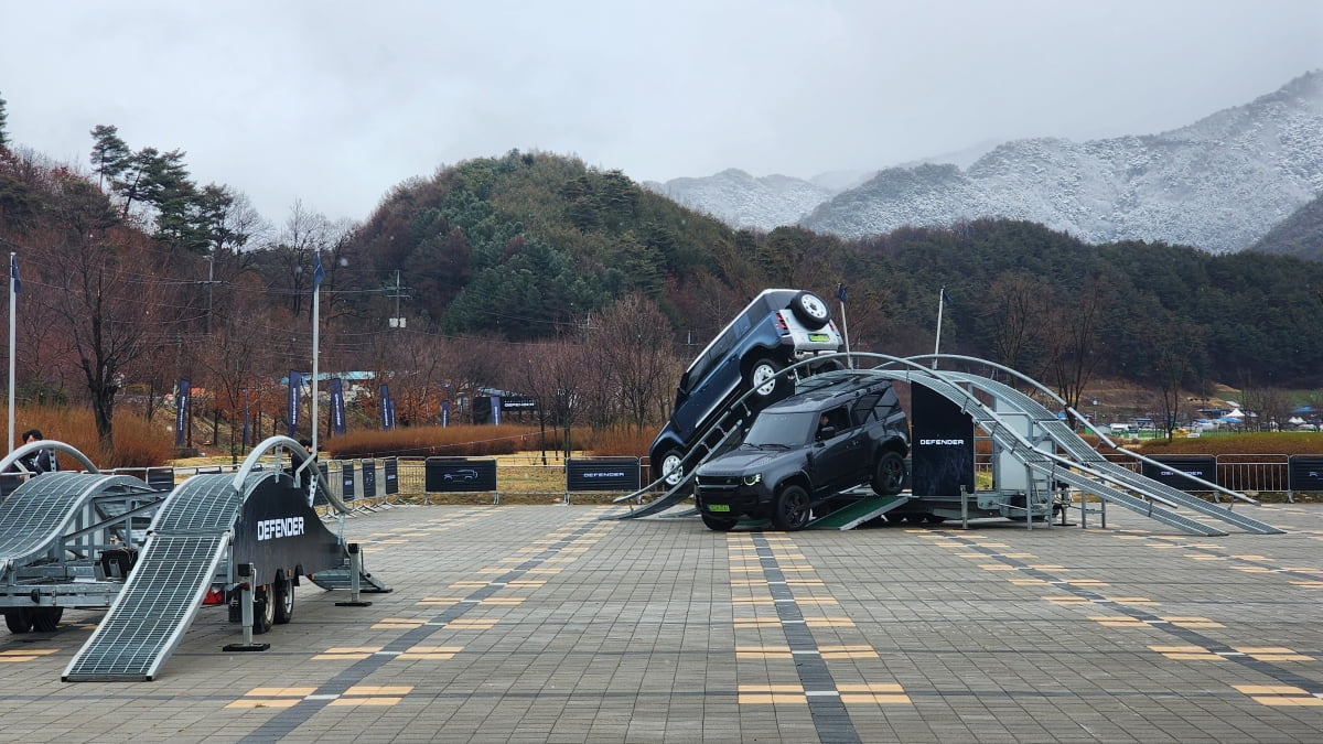 데스티네이션 디펜더 행사장에 마련된 '오프로드 구조물' 체험장. 사진=신용현 기자