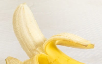 바나나 껍질로 얼굴 닦으면 '천연 보톡스' 효과?
