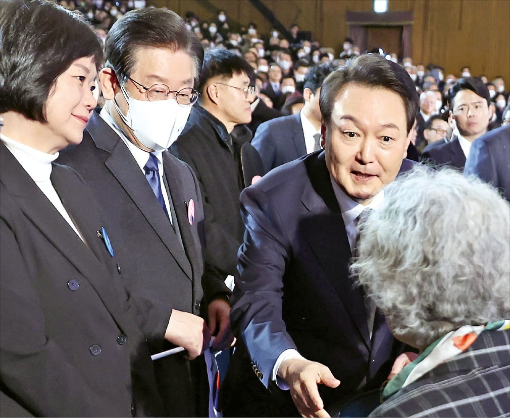 윤석열 대통령이 1일 서울 순화동 유관순기념관에서 열린 104주년 ‘3·1절 기념식’이 끝난 뒤 참석자들과 만나 인사하고 있다. 이재명 더불어민주당 대표(왼쪽 두 번째)와 이정미 정의당 대표(첫 번째)가 참석자에게 손을 내미는 윤 대통령을 지켜보고 있다. / 사진=연합뉴스 