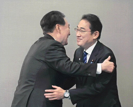 지난해 11월 미국서 열린 한일 정상회담서 포옹하는 윤석열 대통령과 기시다 총리. /사진=연합뉴스