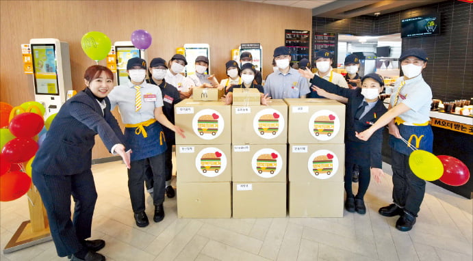 맥도날드는 안동DT점 오픈을 기념해 지역아동센터에 ‘행복의 버거’를 전달했다.  맥도날드 제공 