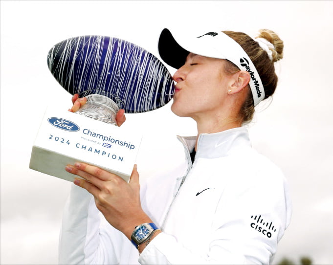 넬리 코다가 1일(한국시간) 미국여자프로골프(LPGA)투어 포드챔피언십에서 우승을 차지한 뒤 트로피에 입을 맞추고 있다.  AFP연합뉴스 
