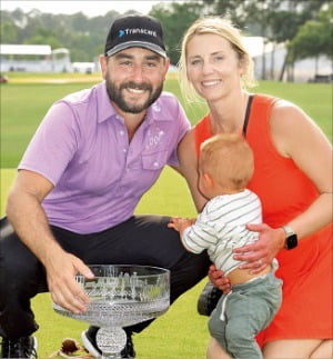 < 기뻐하는 예거 > 스테판 예거가 1일(한국시간) 미국프로골프(PGA)투어 텍사스 칠드런스 휴스턴 오픈에서 우승한 뒤 가족과 함께 기념사진을 찍고 있다.  AFP연합뉴스 