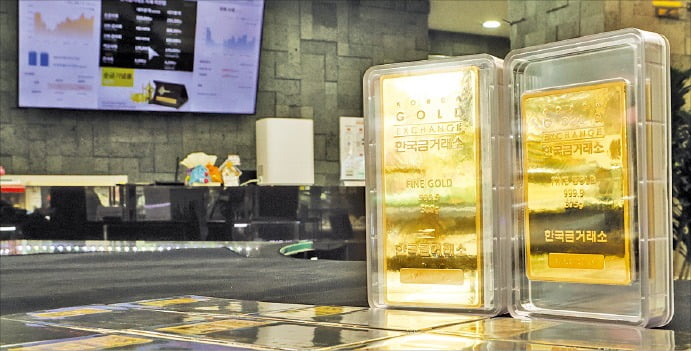 금 수익률이 상승하면서 금 투자에 대한 관심이 커지고 있다. 사진은 서울 종로구 한국금거래소에 골드바 모습. /연합뉴스 
