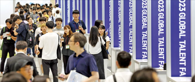 한국산업인력공단이 해외취업을 희망하는 청년들을 지원하기 위해 지난해 8월 21일부터 이틀간 서울 삼성동 코엑스에서 개최한 ‘글로벌 탤런트 페어’에서 참가자들이 취업 부스를 둘러보고 있다.    한경DB 
