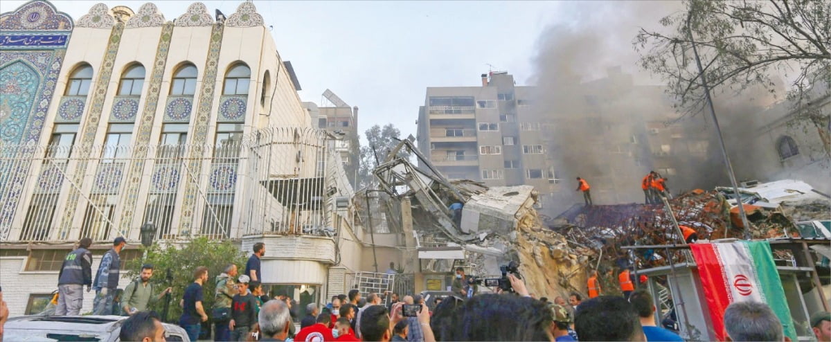 [포토] 이스라엘, 이란 영사관 폭격…중동 다시 확전 공포 