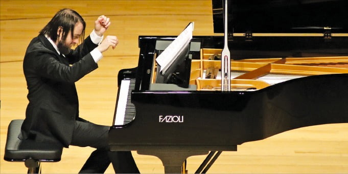 러시아 피아니스트 다닐 트리포노프가 지난 1일 서울 롯데콘서트홀에서 연주하고 있다. 그는 이날 알반 베르크, 존 코릴리아노 등 20세기 작곡가의 작품을 들려줬다.  /(c)Hyeonkyu Lee 